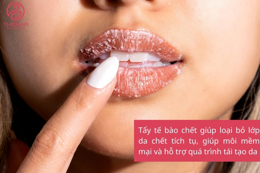 Tẩy da chết là bước đầu tiên bạn nên làm khi muốn trị thâm môi