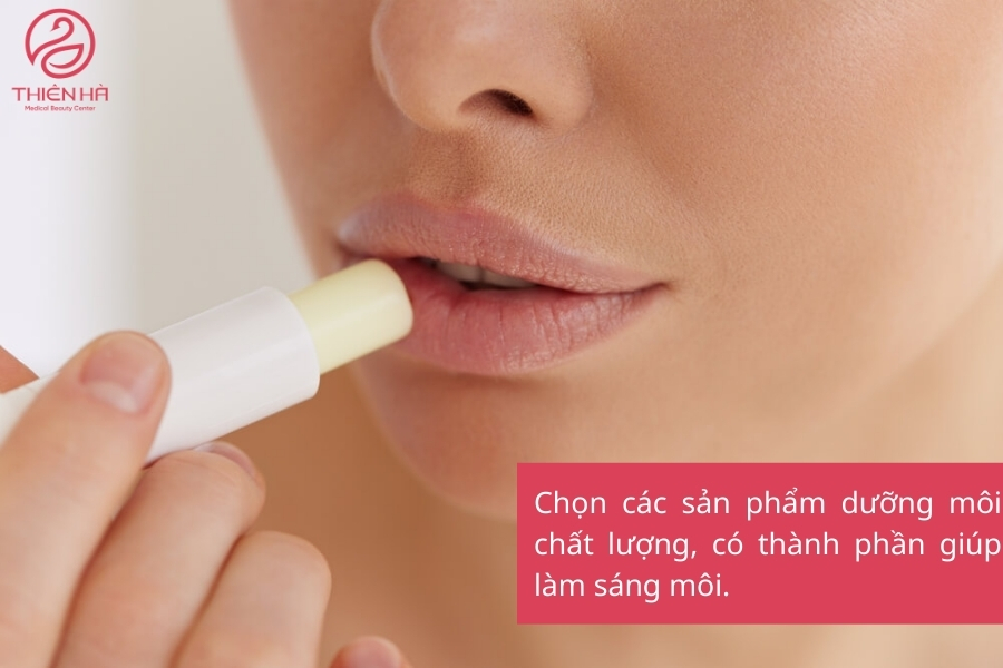 Son dưỡng là vật bất ly thân của các cô nàng đang gặp tình trạng thâm môi