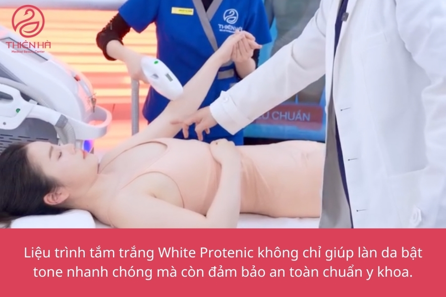 Hình ảnh khách hàng đang được bác sĩ và kỹ thuật viên thực hiện quy trình tắm trắng 