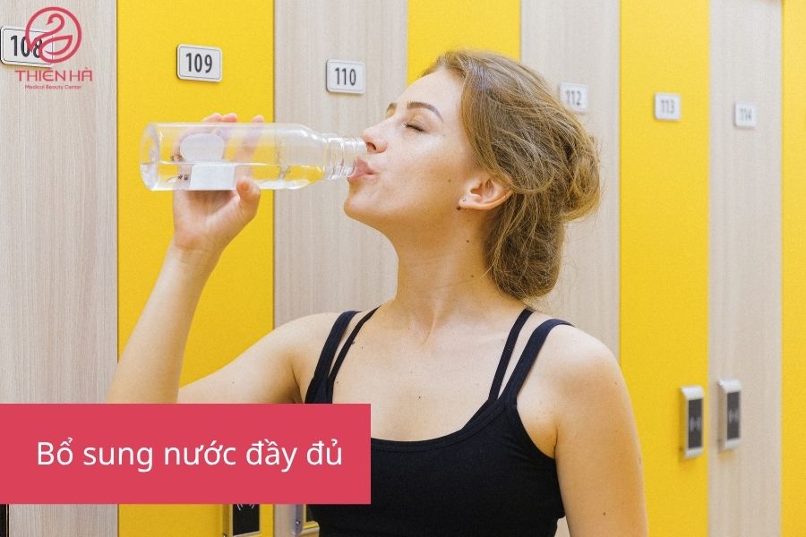 Uống đủ nước mỗi ngày giúp cơ thể đào thải độc tố và giảm sưng hiệu quả.
