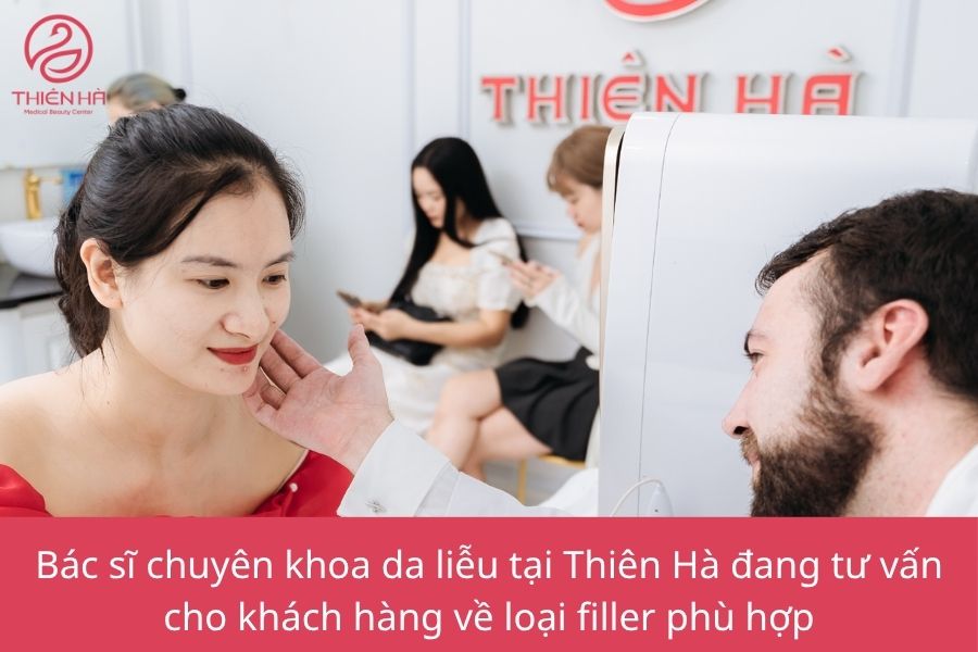 Bác sĩ chuyên khoa da liễu tại Thiên Hà đang tư vấn cho khách hàng về loại filler phù hợp
