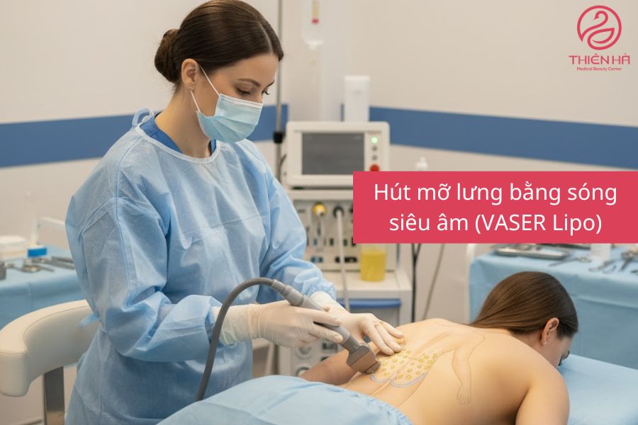 Bác sĩ thực hiện hút mỡ bằng sóng siêu âm