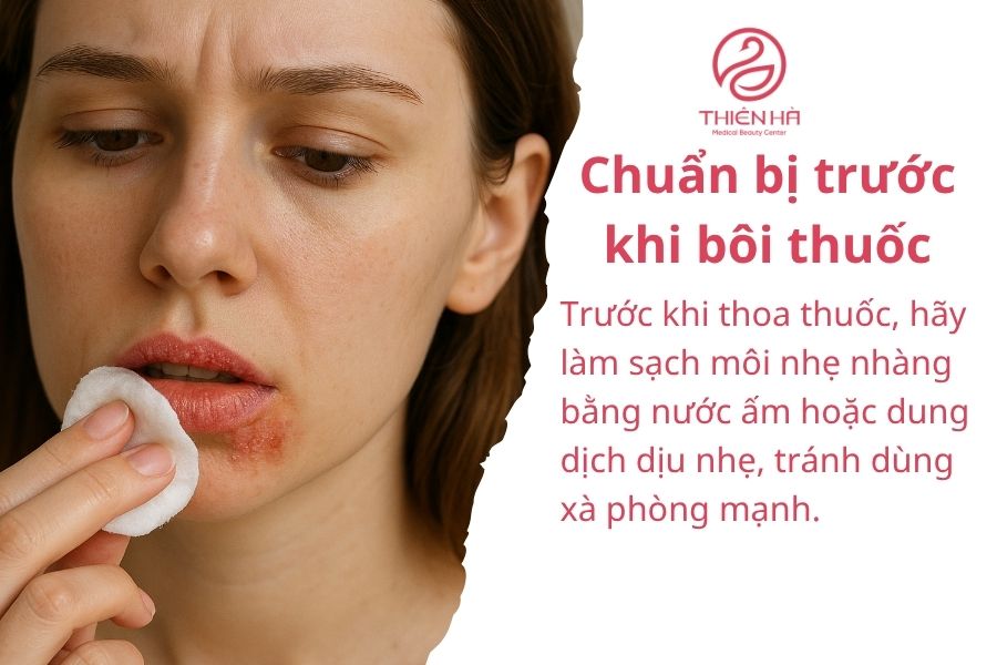 Làm sạch môi trước khi bôi thuốc 