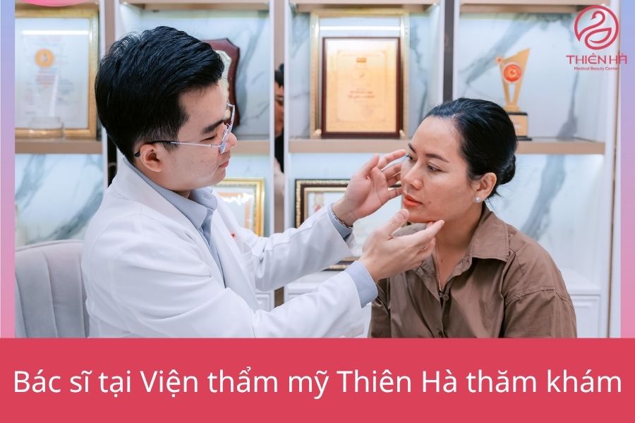 Bác sĩ thăm khám kiểm tra tình trạng chàm 